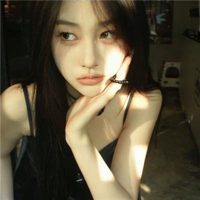 给小酒馆女子喝高杯酒